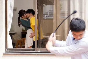 Một cô gái trẻ đầy đặn và quyến rũ đang quan hệ tình dục với một người phụ nữ ở tư thế nằm trên mà không dùng bao cao su. Người phụ nữ trung niên rất hấp dẫn. Cuối cùng, cô ấy ngậm sâu và thổi miệng trong khi thủ dâm.