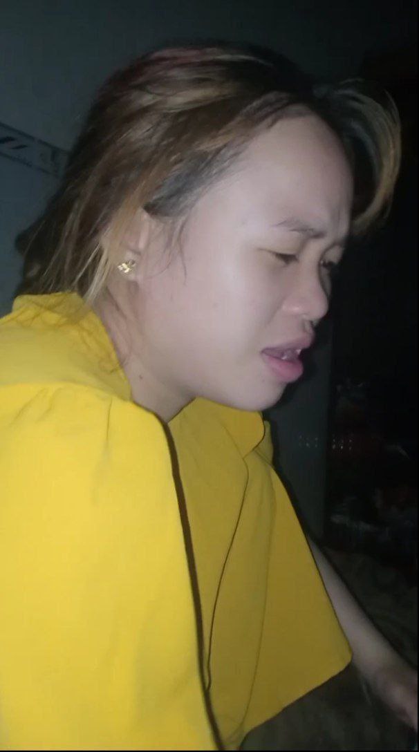 Cô vợ bị quản lý đụ ngay phía sau tấm kính 1 chiều mà Người chồng không hề hay biết