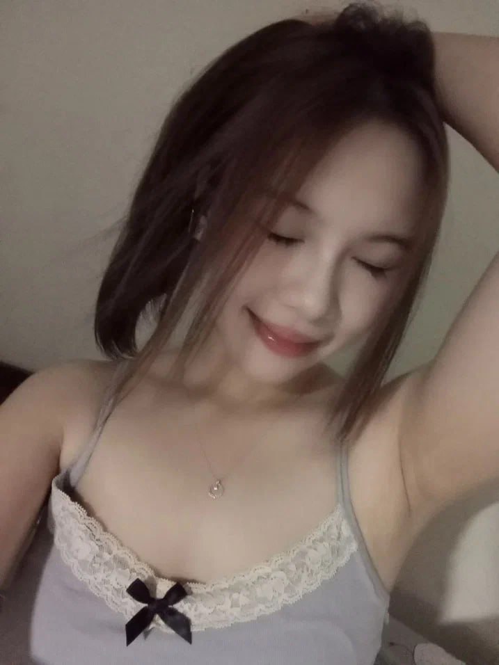 Con gái riêng bú chuối cho dượng trong lễ mừng năm mới cùng gia đình