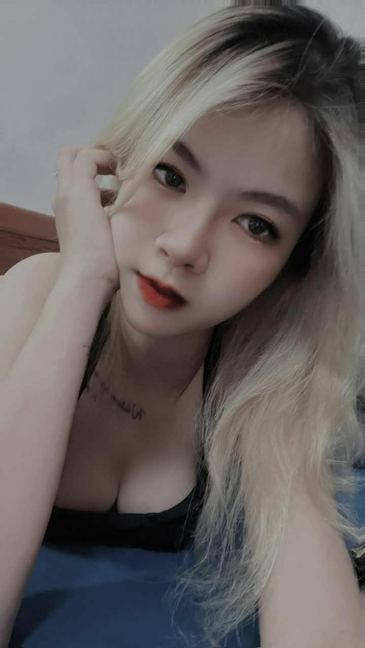 Chồng yêu lên kế hoạch cho bà xã chụp ảnh nude chỉ để nhìn bà xã bị người khác địt